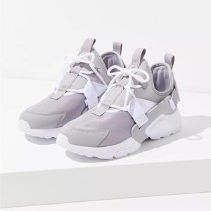 Nike Air Huarache City Low Grey Sneaker